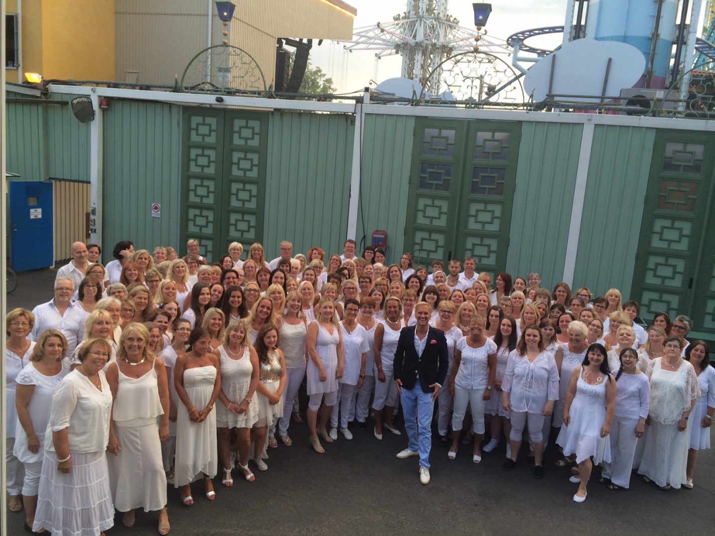 Gabriel med kören backstage Sommarkrysset
