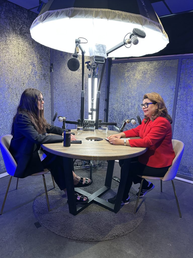 Påverkarna podcast, Edit Künstlicher